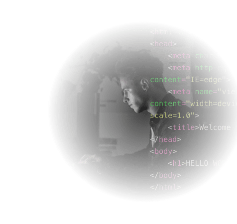 Imagem de um jovem mexendo em um computador