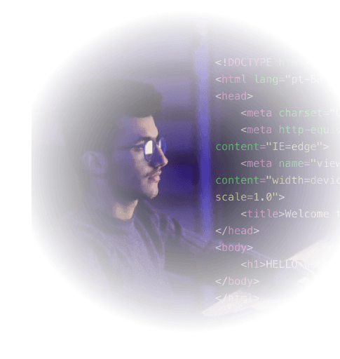 Imagem de um jovem mexendo em um computador